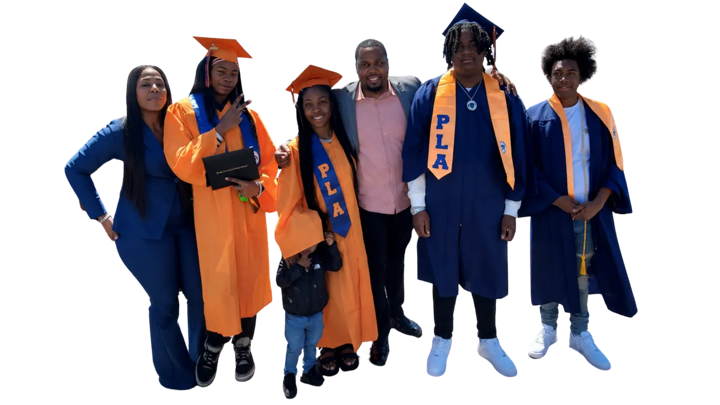 Anthony Hargrove con estudiantes en una graduación escolar.